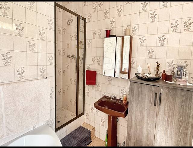 5 BEDROOM HOUSE FOR SALE IN THE HILL